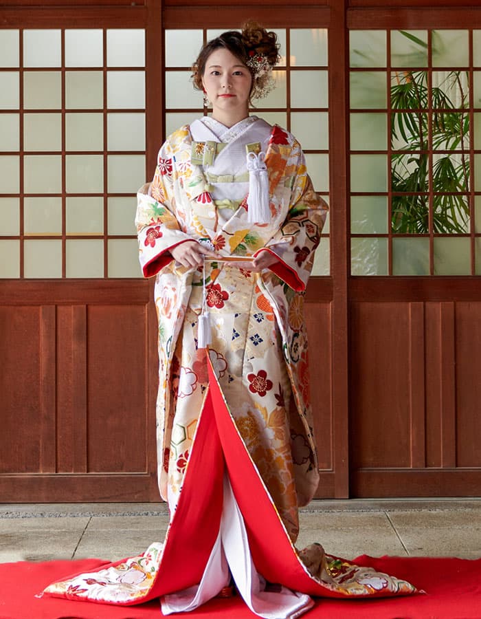 最新作を低価格で使えるプレミアム和装色打掛