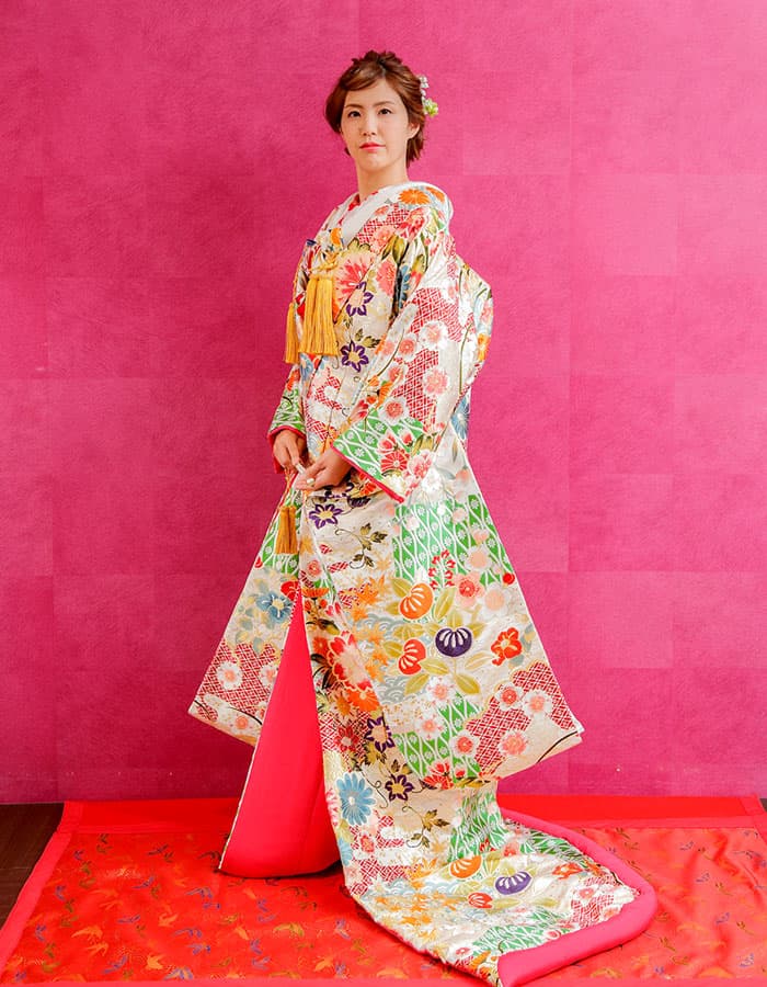 最新作を低価格で使えるプレミアム和装色打掛