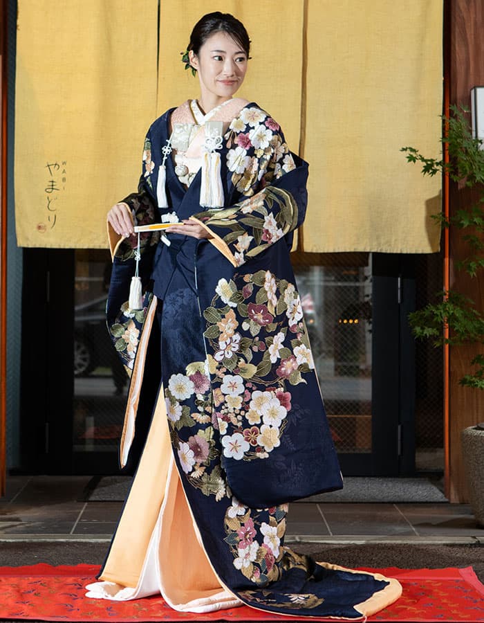 最新作を低価格で使えるプレミアム和装色打掛